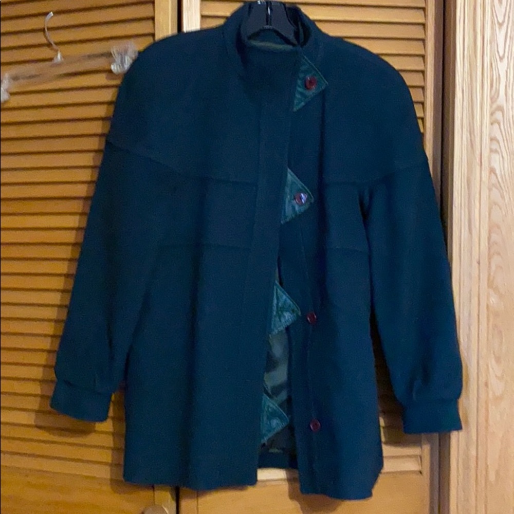 Henry white Pit to pit 49cm.length  77cm jacket w/long sleeve nice fabric